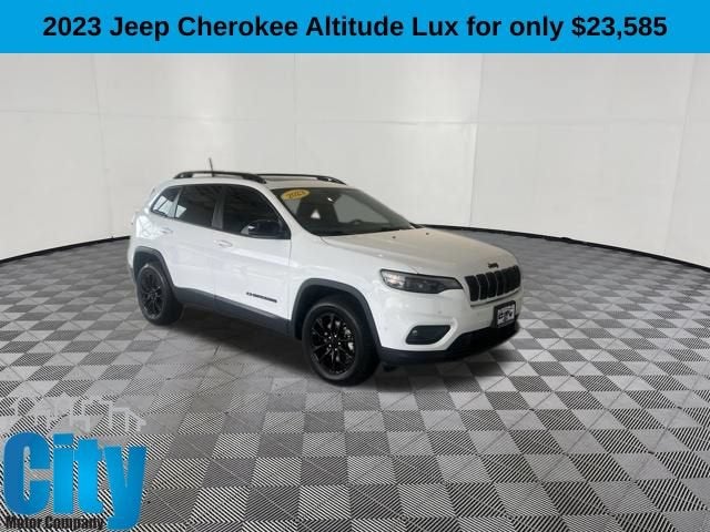 2023 Jeep Cherokee Altitude Lux in White — front three-quarter view
